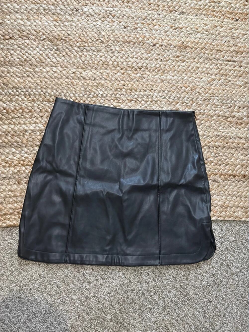 Ee:some vegan leather miniskirt EUC M black 2935